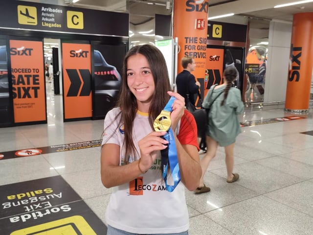 Maria del Àngels Moreno con la medalla de oro en su llegada al aeropuerto esta mañana.