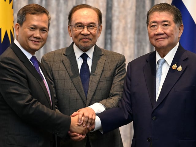 PUTRAJAYA (Malaysia), 28/07/2025.- Malaysia's Prime Minister Anwar Ibrahim (C), Cambodia's Prime Minister Hun Manet (L) and Thailand's acting Prime Minister Phumtham Wechayachai (R) pose for photos as they shake hands following a press conference after talks on a possible ceasefire between Thailand and Cambodia in Putrajaya, Malaysia, 28 July 2025. Thailand and Cambodia's leaders are due to meet for peace talks on 28 July, as a festering territorial dispute along their shared frontier dragged into a fifth day of open combat. (Camboya, Malasia, Tailandia) EFE/EPA/MOHD RASFAN / POOL