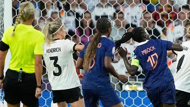 Kathrin Hendrich sieht die Rote Karte