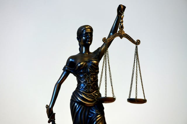 Fast eine halbe Milliarde Euro will die Bundesregierung den Ländern zur Stärkung der Justiz zur Verfügung stellen. Mit den Mitteln soll zusätzliches Personal eingestellt und die Digitalisierung vorangetrieben werden.