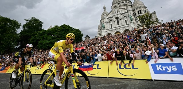 Tadej Pogacar, en maillot jaune, passe devant la basilique du Sacré-Cœur à Paris lors de la dernière étape du Tour de France le 27 juillet 2025