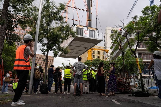 Visita de obras a una promoción de 40 viviendas que se está construyendo con módulos industrializados. En solo 10 días se levantarán 8 plantas, gracias al ensamblaje rápido de las estructuras. La edificación se encuentra detrás de la Ciutat de la Justícia.