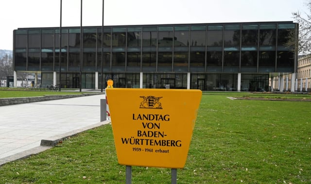 Nach dem Eklat um ein auf einen Stimmzettel geschmiertes Hakenkreuz in baden-württembergischen Landtag hat die SPD ihren Abgeordneten Daniel Born zum Mandatsrückgabe und zum Verzicht auf Parteiämter aufgefordert.
