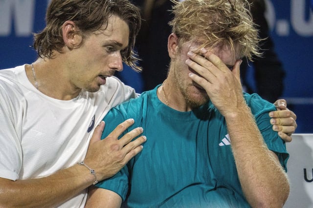 El consuelo de Alex de Miñaur a Alejandro Davidovitch Fokina después de la final del ATP 500 de Washington