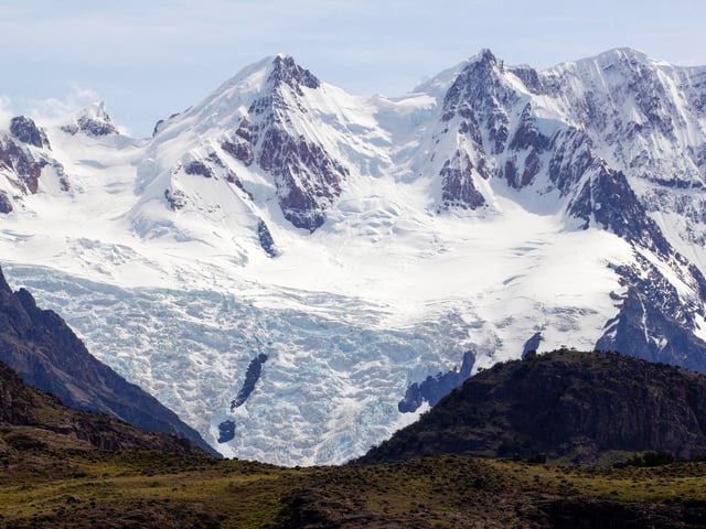 29/01/2022. Sociedad. Santa Cruz. El Chaltén. Avalancha. Un escalador de nacionalidad italiana sufrió heridas graves hoy al registrarse una avalancha en el cerro El Chaltén, en la provincia de Santa Cruz, mientras que otro argentino también quedó atrapado pero comenzó el descenso en solitario mientras intentan rescatar a ambos. Foto: Diaz Walter / Telam