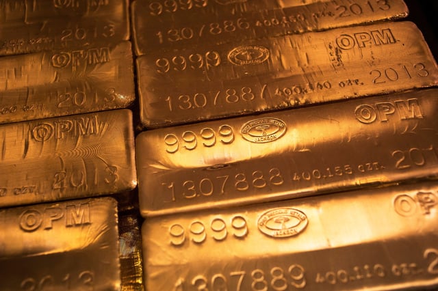 24 karat gold bars are seen at the United States West Point Mint facility in West Point, New York June 5, 2013.  REUTERS/Shannon Stapleton/File Photo