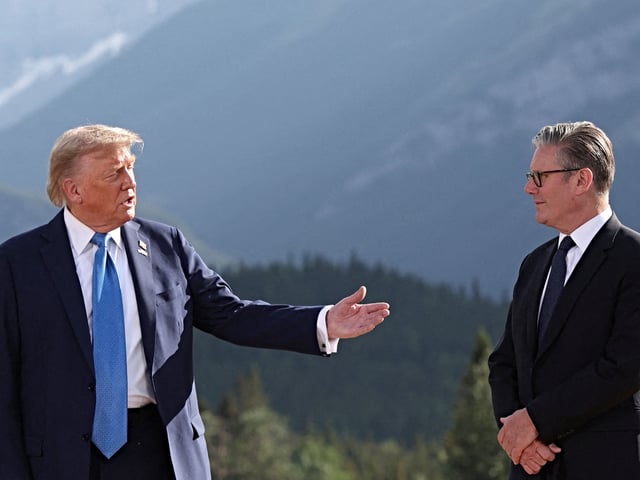 US President Donald Trump and British Prime Minister Keir Starmer attend a family photo during the Group of Seven (G7) Summit at the Kananaskis Country Golf Course in Kananaskis, Alberta, Canada on June 16, 2025. (Photo by Suzanne Plunkett / POOL / AFP)