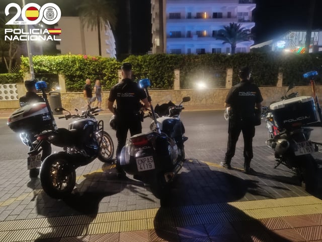Los agentes de la Policía Nacional localizaron al agresor, un hombre alemán, poco después del suceso tras una batida por la zona.