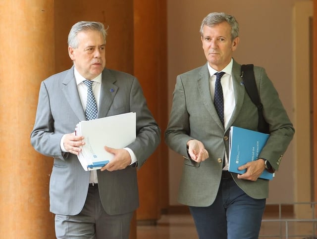 El conselleiro de Sanidade, Gómez Caamaño, y Rueda, esta mañana en el Consello de la Xunta