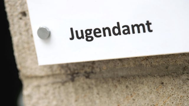 Der Schriftzug "Jugendamt" ist auf einem Schild zu lesen.