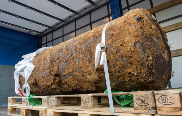 Experten haben im bayerischen Ingolstadt eine Weltkriegsbombe erfolgreich entschärft. Alle Sperrungen rund um den Fundort wurden aufgehoben, wie die Polizei mitteilte.