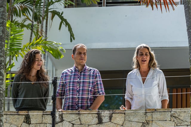 Fotografía de archivo del 1 de agosto de 2024 de los opositores venezolanos Claudia Macero, Pedro Uchurrurtu y Magallí Meda, asilados en la Embajada de Argentina en Caracas (Venezuela).