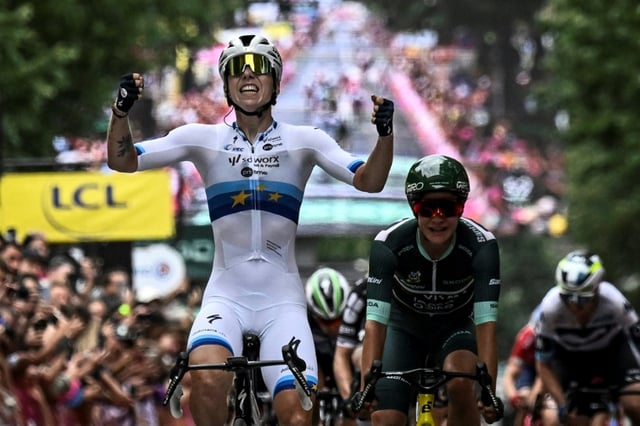 La Néerlandaise Lorena Wiebes victoorieuse de la 3e étape du Tour de France femmes à Angers, le 28 février 2025