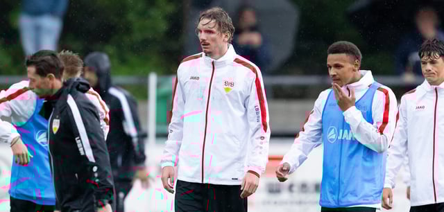 Nick Woltemade (M.) im Kreise seiner Mitspieler beim Training