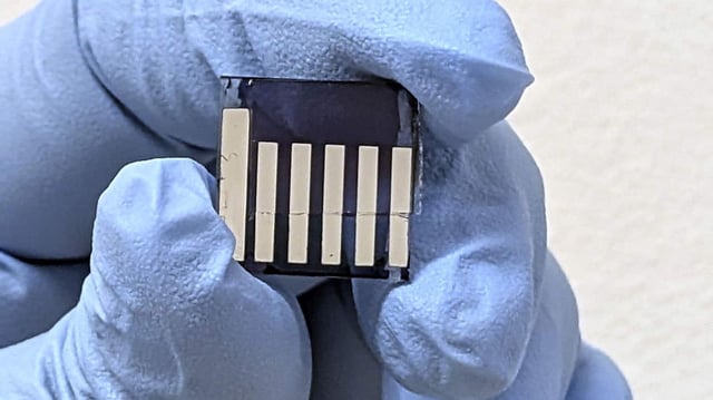 A gloved researcher holds the world’s smallest spectrometer prototype—a millimeter-scale chip capable of capturing the full light spectrum using ultra-low voltage. The breakthrough device enables real-time, pixel-sized spectroscopy with lab-grade accuracy.