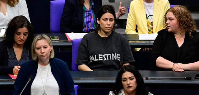 Bundestagsabgeordnete Cansın Koektuerk (Linke) trug im Plenarsaal ein Shirt mit der Aufschrift „Palestine“