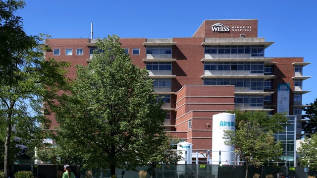 Weiss Memorial Hospital in Chicago&#39;s Uptown neighborhood on Aug. 26, 2022. (Chris Sweda/Chicago Tribune)