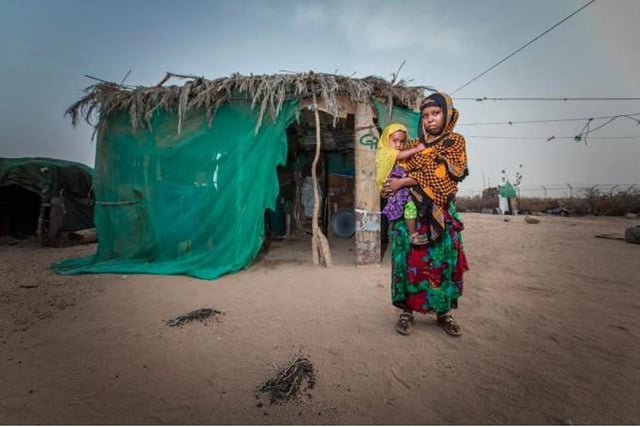 Una madre coge en brazos a su bebé, en Somalia, país azotado por la hambruna.
