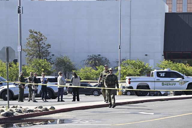 La policía responde a un tiroteo fuera del Grand Sierra Resort en Reno, Nevada, el lunes 28 de julio de 2025