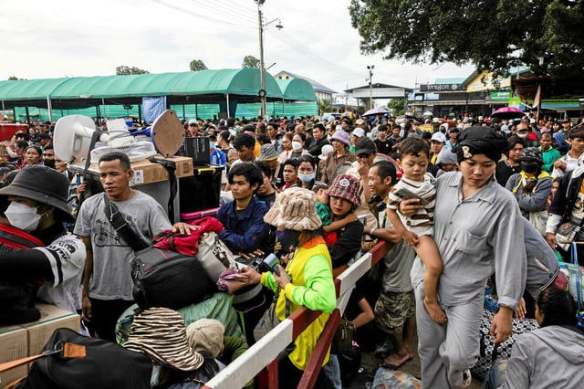 Dans la province de Chanthaburi, en Thaïlande, le 28 juillet 2025. Des Cambodgiens rassemblés au poste-frontière de Ban Laem attendent de traverser la frontière pour rentrer chez eux, avant les pourparlers de cessez-le-feu en Malaisie sur le conflit meurtrier entre la Thaïlande et le Cambodge.
