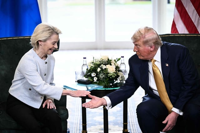 Donald Trump, avec la présidente de la Commission européenne, Ursula von der Leyen, le dimanche 27 juillet 2025, lors d'une rencontre en Ecosse.