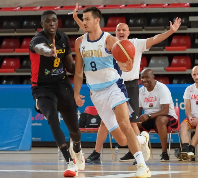 Nicolás Brussino, uno de los jugadores más experimentados en la selección nacional que jugó su primer partido de preparación frente a Angola. (Prensa CAB)