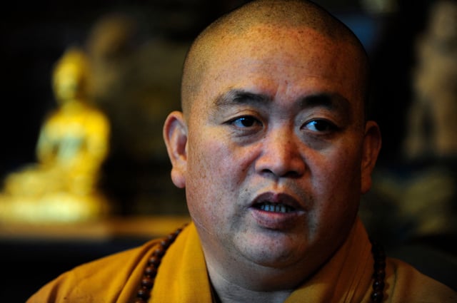 Esta foto, tomada el 8 de noviembre de 2009, muestra al abad del Templo Shaolin, Shi Yongxin