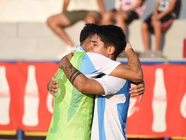 Uriel Ojeda celebra su golazo en la Selección Argentina ante Alboraya en la semifinal de L'Alcudia. Foto: Argentina