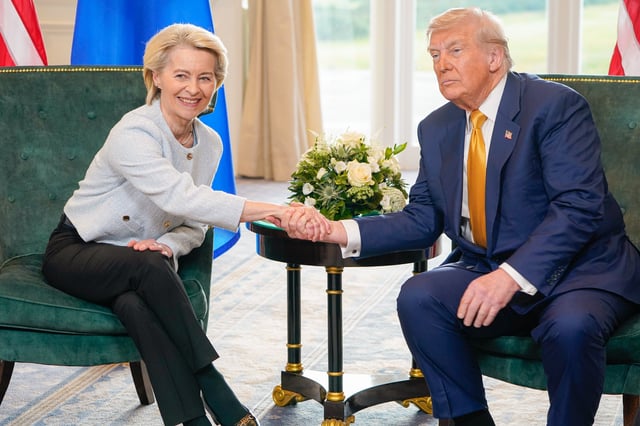 El presidente de Estados Unidos, Donald Trump, y la presidenta de la Comisión Europea, Ursula von der Leyen, se dan la mano después de llegar a un acuerdo para resolver una disputa comercial sobre el aumento de aranceles