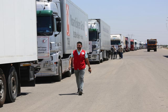 Archivo - Imagen de archivo de un convoy con ayuda humanitaria a la espera de entrar en la Franja de Gaza.