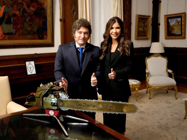 AME5924. BUENOS AIRES (ARGENTINA), 28/07/2025.- Fotografía cedida este lunes por la Presidencia de Argentina que muestra a la secretaria de Seguridad Nacional de Estados Unidos, Kristi Noem (d) junto al presidente de Argentina, Javier Milei, posando durante una reunión en Buenos Aires (Argentina). EFE/Presidencia de Argentina /SOLO USO EDITORIAL NO VENTAS/ SOLO DISPONIBLE PARA ILUSTRAR LA NOTICIA QUE ACOMPAÑA (CRÉDITO OBLIGATORIO)
