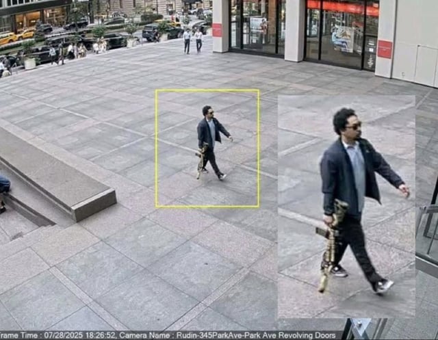 The suspected shooter is seen entering the Manhattan building with a rifle. 
