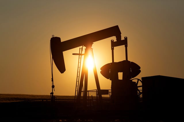 An oil pump jack pumps oil in a field near Calgary, Alberta, Canada on July 21, 2014.  REUTERS/Todd Korol/File Photo
