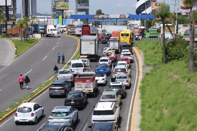 Transportistas cierran de manera intermitente la caseta de Atlixco, para exigir acciones contra la inseguridad en las carreteras del país; sumándose al paro en distintos puntos del estado. FOTO: Rafael Pacheco/Agencia Enfoque