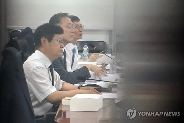 Government officials and ruling party lawmakers hold a closed-door policy meeting on tax reform at the National Assembly on July 29, 2025. (Yonhap)