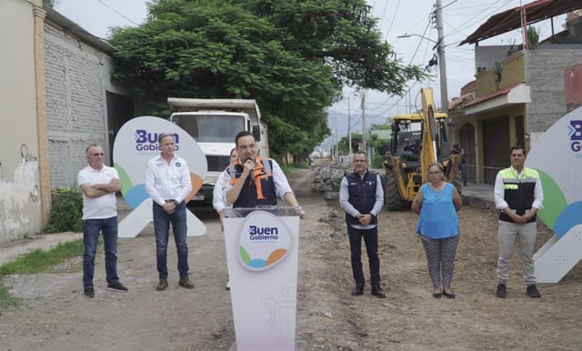 Da banderazo Carlos Soto a pavimentación de calle Galicia, Zamora