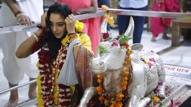Rupali Ganguly sought blessings at Ujjain temple.