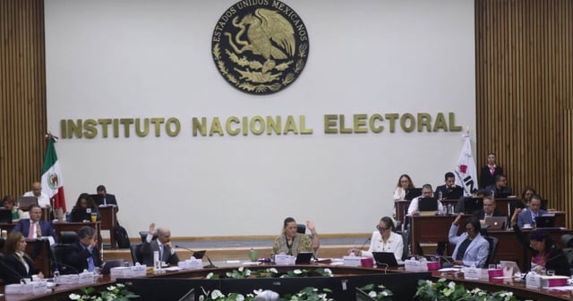 Consejeros electorales votaron durante la Sesión Extraordinaria en el Instituto Nacional Electoral. Foto: Graciela López Herrera, Cuartoscuro.