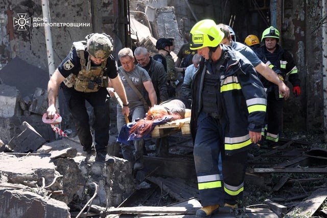 Les frappes se poursuivent entre les armées russes et ukrainiennes. L’Ukraine a annoncé la mort d’au moins 20 personnes et la Russie a fait état d’un mort après des attaques commises dans la nuit de lundi à mardi.