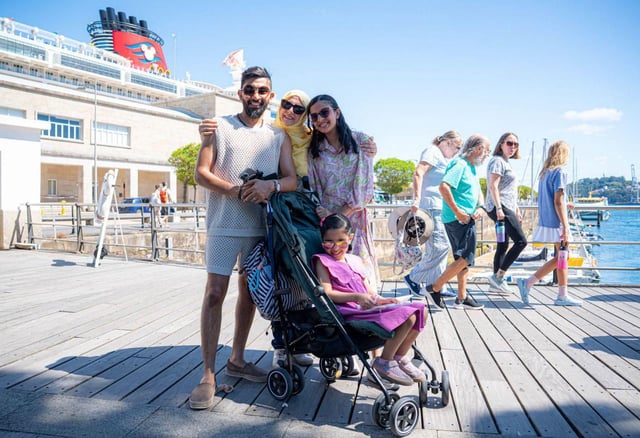 La familia Quotah tras el desembarco del crucero  «Disney Fantasy».