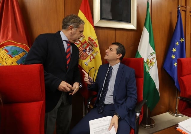 El presidente de la Diputación de Córdoba que cursó estudios de Derecho, dialoga con el alcalde, licenciado en Derecho