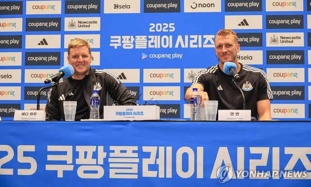 Newcastle United head coach Eddie Howe (L) and defender Dan Burn hold a press conference in Seoul on July 29, 2025, the eve of their preseason match against Team K League. (Yonhap)