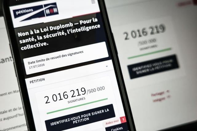 Le site de l'Assemblée nationale sur un écran de smartphone et d'ordinateur indiquant le nombre de citoyens ayant signé la pétition contre la loi Duplomb, le 28 juillet 2025 à Paris
