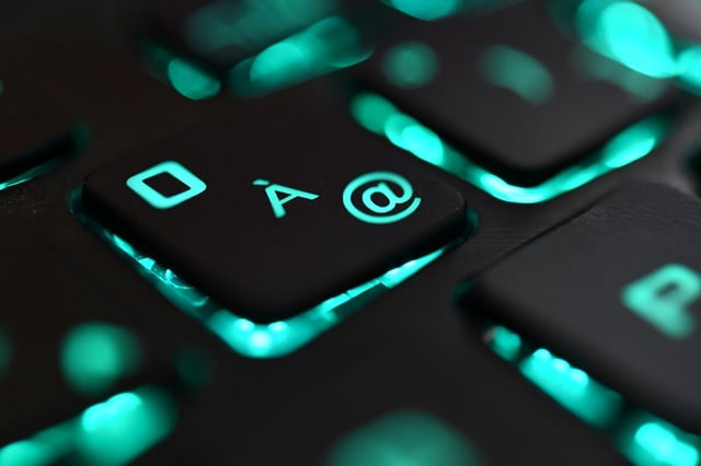 Ermittler aus Niedersachsen haben in einer international koordinierten Aktion die Server einer auf Cybererpressung spezialisierten Bande beschlagnahmt. Die Gruppierung soll weltweit Schäden von mehr als 500 Millionen US-Dollar verursacht haben.