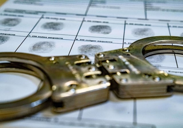 Esposas, en una imagen de archivo, para trasladar a los detenidos