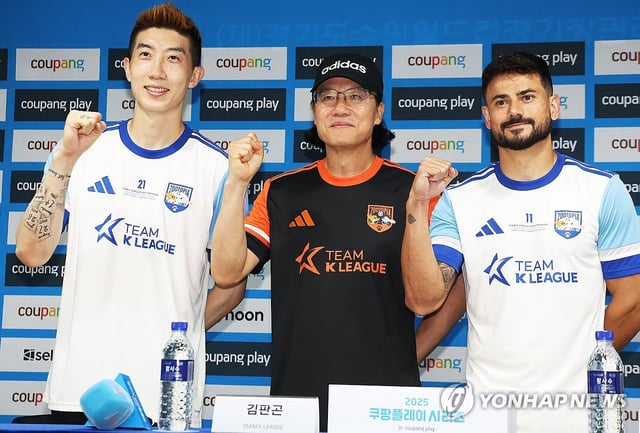 Team K League head coach Kim Pan-gon (C) is flanked by goalkeeper Jo Hyeon-woo (L) and forward Cesinha before their press conference at Suwon World Cup Stadium in Suwon, Gyeonggi Province, on July 29, 2025, the eve of Team K League's exhibition match against Newcastle United. (Yonhap)