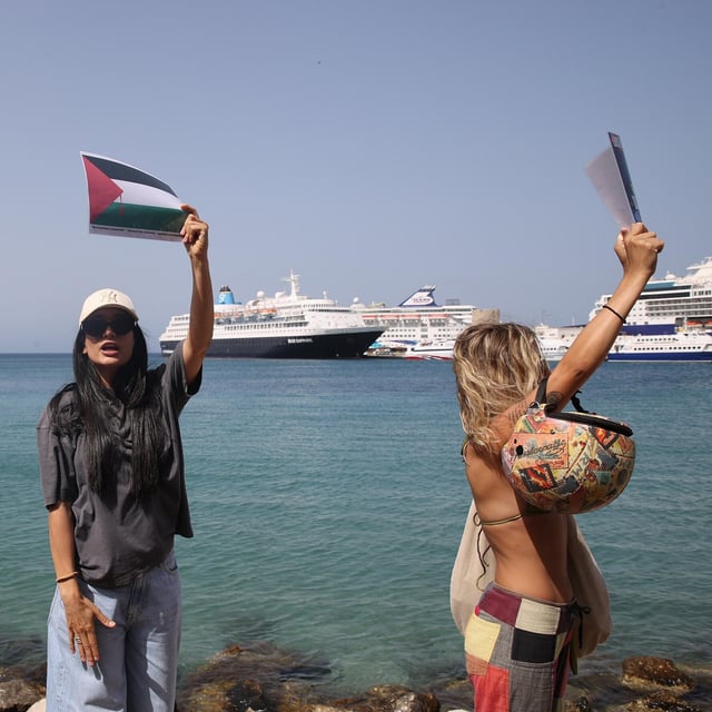 Aktivisten protestieren gegen die Ankunft israelischer Touristen am Hafen von Rhodos, Griechenland, am 28. Juli 2025.