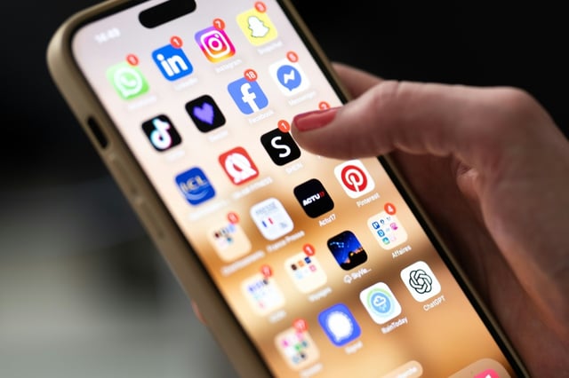 Das Datenvolumen in den Vertragstarifen der großen Mobilfunkanbieter übersteigt einer Analyse zufolge den realen Verbrauch von HandynutzerInnen und -nutzern in Deutschland um das Sechsfache.