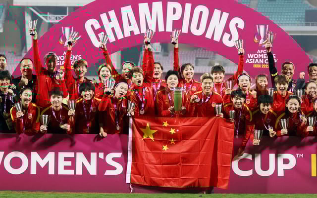 Soccer Football - Women's Asian Cup 2022 - Final - China v South Korea - D Y Patil Sports Stadium, Navi Mumbai, India - February 6, 2022 China team members hold the flag of China and and the trophy whilst celebrating after the match REUTERS/Francis Mascarenhas/File Photo