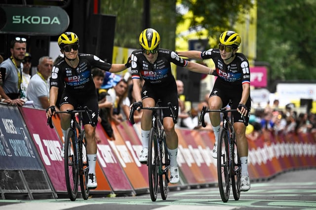Demi Vollering (au centre) à l'arrivée de l'étape lundi 28 juillet à Angers après sa chute.